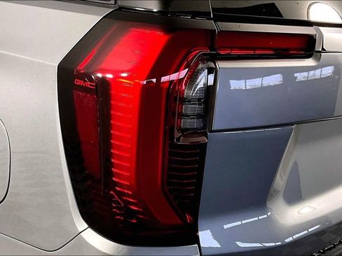 Certified 2025 GMC Yukon Elevation w/ LPO, Yukon Black Package AWD/4WD image 22