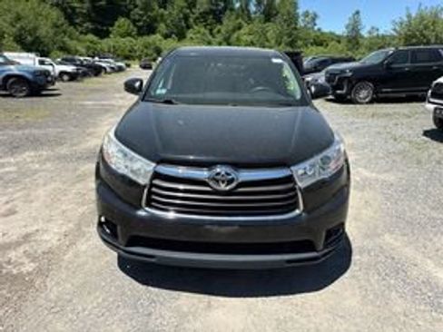 Used 2014 Toyota Highlander LE AWD/4WD image 2