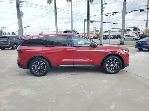 Used 2025 Lincoln Nautilus Premier image 11