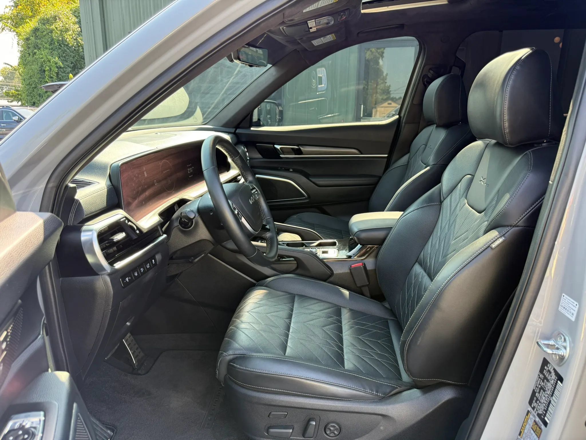Used 2025 Kia Telluride SX Prestige X-Pro AWD/4WD image 2