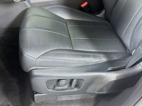 Used 2020 Land Rover Discovery SE image 23