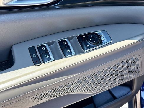 Used 2025 Kia Carnival FWD image 18