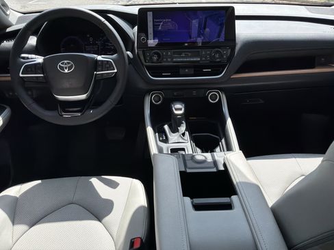 Used 2025 Toyota Grand Highlander FWD image 29