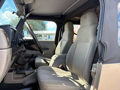 Used 2006 Jeep Wrangler Unlimited w/ Premium Audio Group AWD/4WD image 9