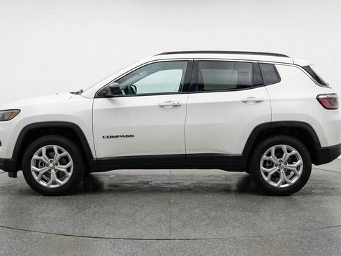 Used 2025 Jeep Compass Latitude AWD/4WD image 5
