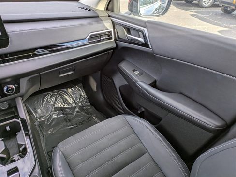 Used 2025 Mitsubishi Outlander SE image 18