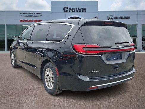 Used 2024 Chrysler Pacifica Touring-L image 4