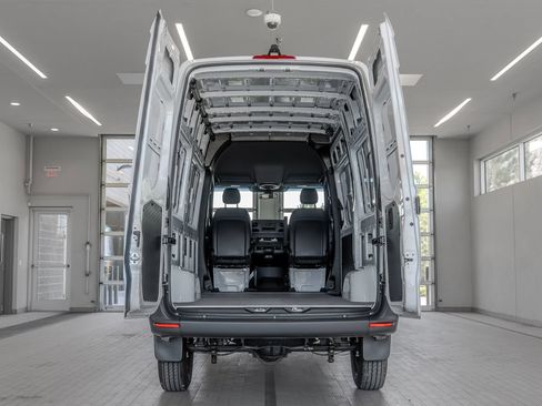 Used 2025 Mercedes-Benz Sprinter 2500 image 16