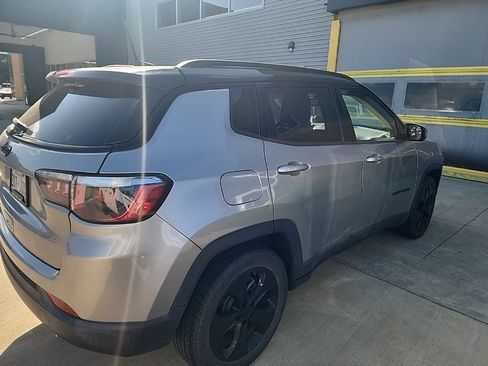 Used 2019 Jeep Compass Latitude FWD image 3