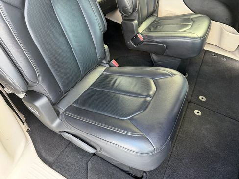 Used 2022 Chrysler Pacifica Touring-L image 11