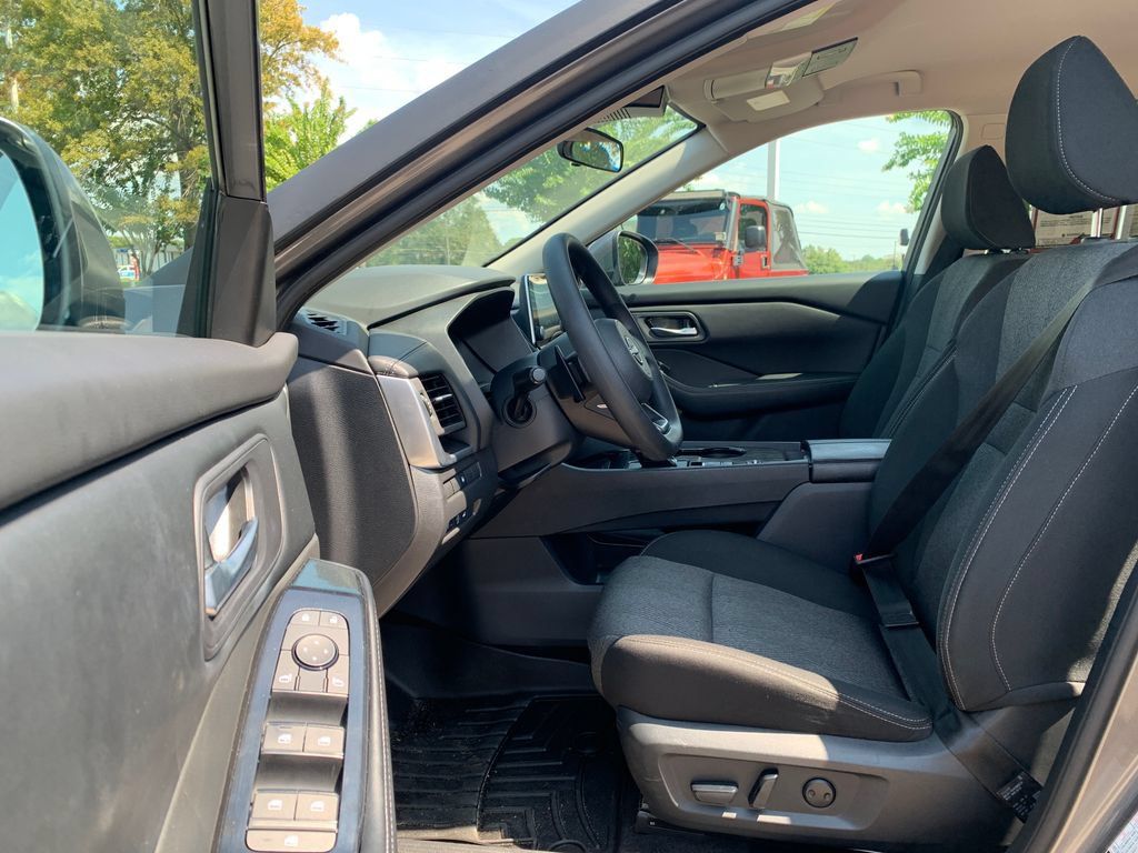 Used 2024 Nissan Rogue SV FWD image 22