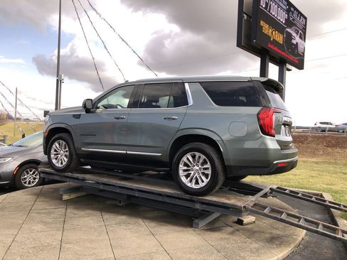 Used 2023 GMC Yukon SLT w/ SLT Premium Package image 3