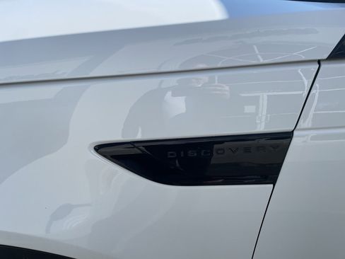 Used 2017 Land Rover Discovery SE image 6