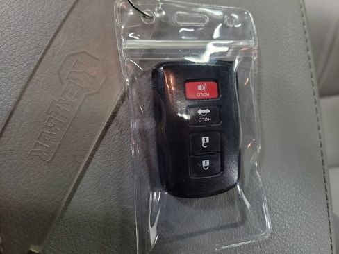 Used 2012 Toyota Camry XLE w/ Leather Pkg FWD image 18