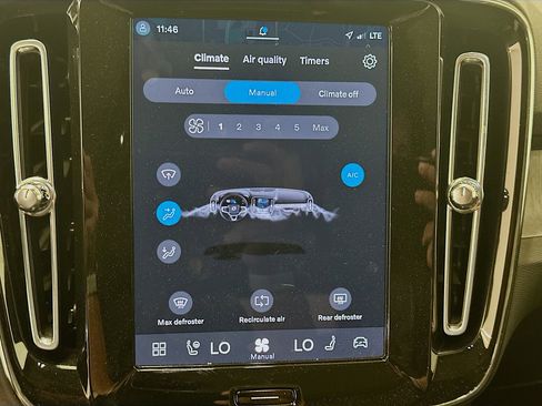 Used 2025 Volvo XC40 B5 Plus image 24