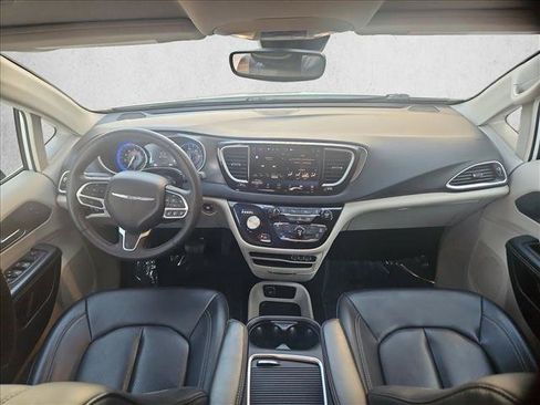 Used 2023 Chrysler Pacifica Touring-L FWD image 18