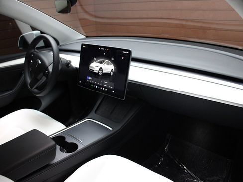 Used 2022 Tesla Model Y Long Range image 22