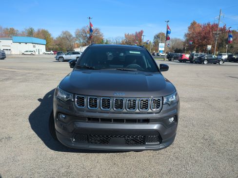 Used 2024 Jeep Compass Latitude image 6