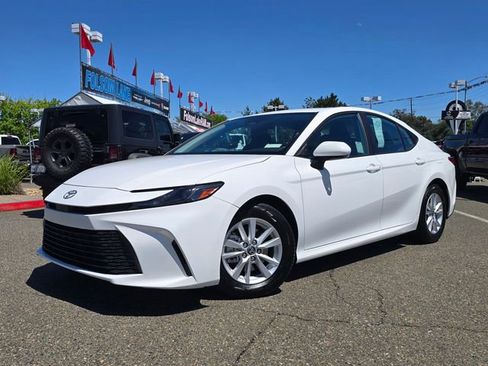 Used 2025 Toyota Camry LE FWD image 3
