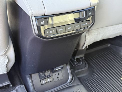 Used 2023 Toyota Highlander Platinum FWD image 36