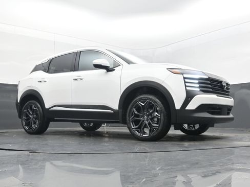 Certified 2025 Nissan Kicks SR FWD image 21