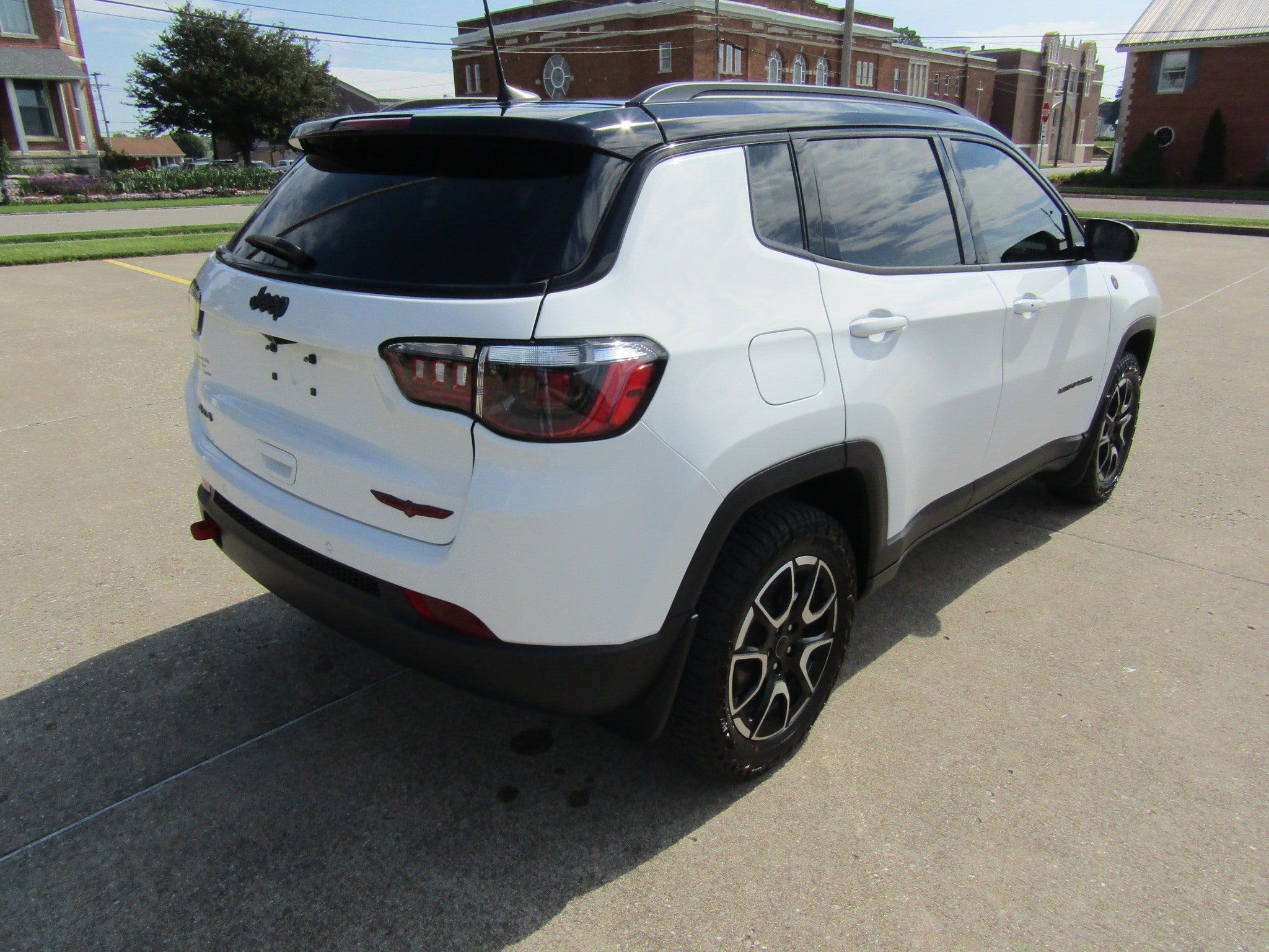 Used 2025 Jeep Compass Trailhawk w/ Sun & Sound Group AWD/4WD image 4