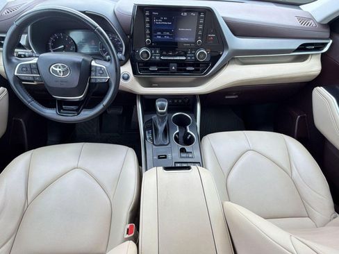 Used 2021 Toyota Highlander XLE FWD image 15
