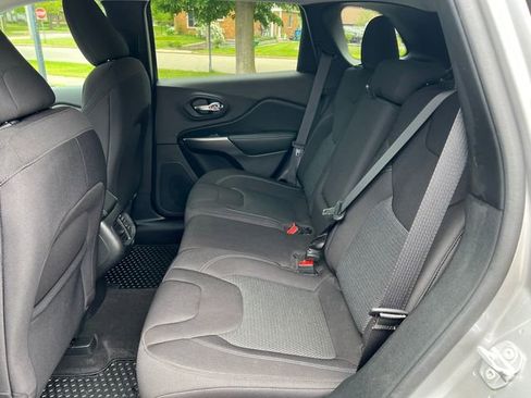Used 2020 Jeep Cherokee Latitude w/ Cold Weather Group AWD/4WD image 5