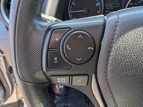 Used 2018 Toyota RAV4 LE AWD/4WD image 16