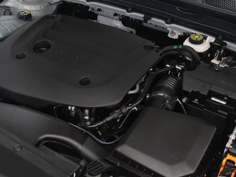 Used 2025 Volvo XC40 B5 Plus AWD/4WD image 14