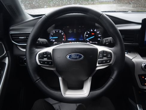 Used 2023 Ford Explorer XLT w/ Equipment Group 202A image 4