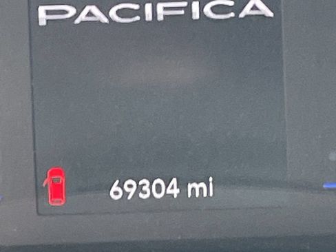 Used 2018 Chrysler Pacifica Touring-L FWD image 9