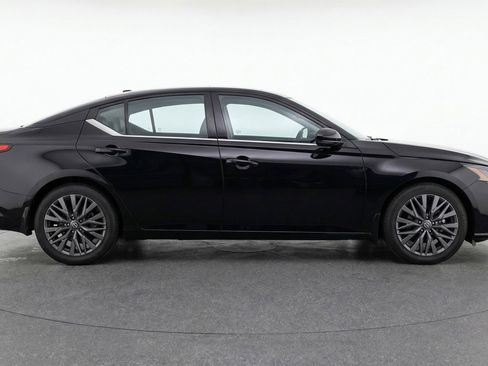 Used 2025 Nissan Altima 2.5 SV image 11