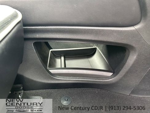 Used 2025 Chrysler Pacifica Limited FWD image 30