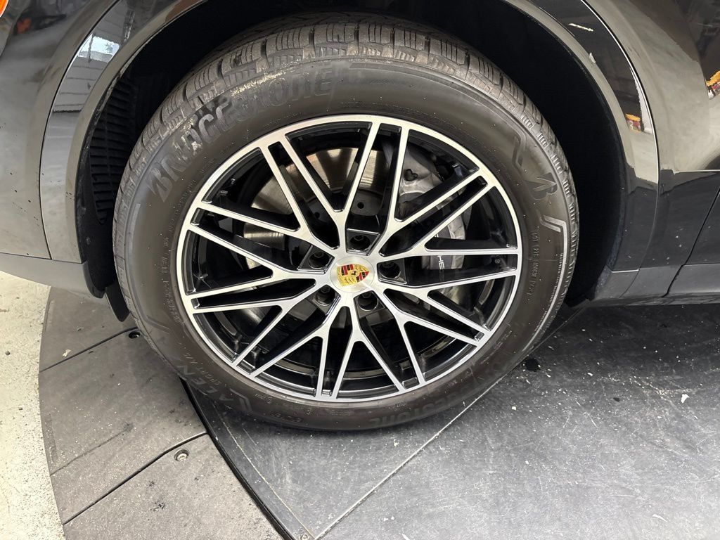 Certified 2024 Porsche Cayenne AWD/4WD image 14
