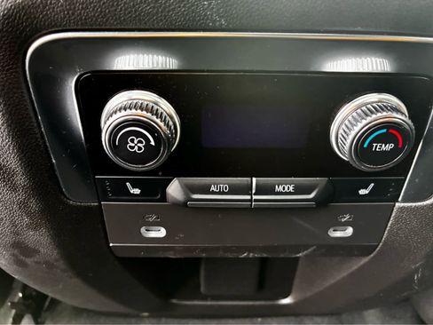 Used 2022 GMC Yukon SLT w/ SLT Premium Package image 13