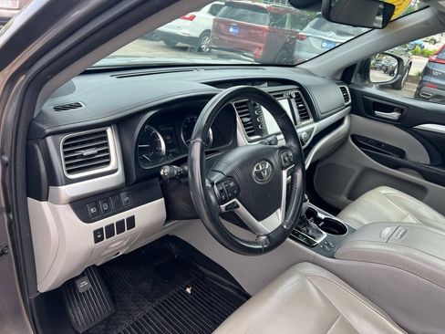 Used 2017 Toyota Highlander XLE w/ Carpet Mat Package AWD/4WD image 16