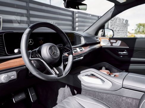 Used 2025 Mercedes-Benz Maybach GLS 600 Maybach GLS 600 image 2