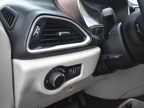 Used 2020 Chrysler Voyager Lxi image 29