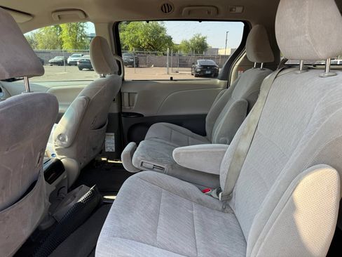 Used 2017 Toyota Sienna LE FWD image 9