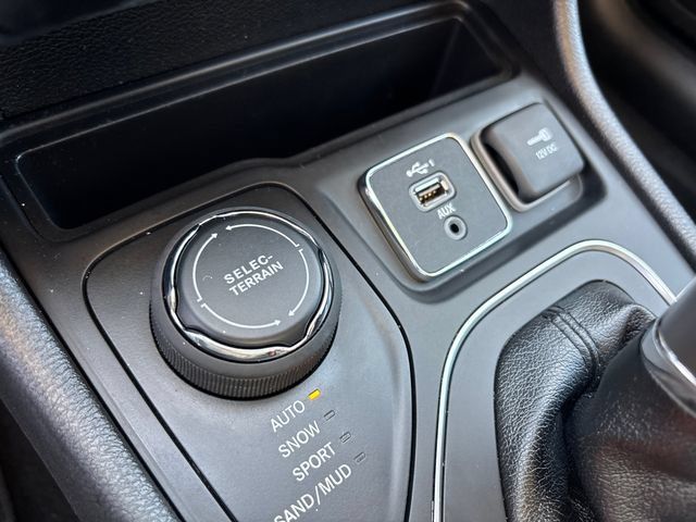 Used 2020 Jeep Cherokee Latitude Plus w/ Comfort/Convenience Group AWD/4WD image 23