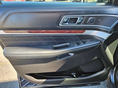 Used 2017 Ford Explorer Platinum AWD/4WD image 22