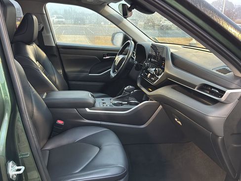 Certified 2023 Toyota Highlander XLE image 10