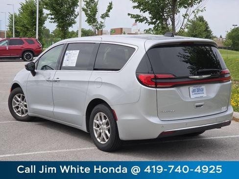 Used 2024 Chrysler Pacifica Touring-L FWD image 16