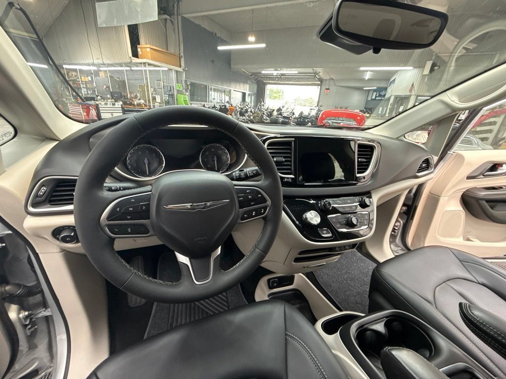 Used 2024 Chrysler Pacifica Touring-L FWD image 17