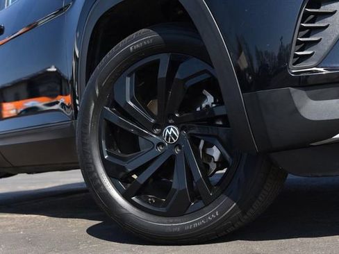 Certified 2022 Volkswagen Atlas SE w/ Panoramic Sunroof Package image 3