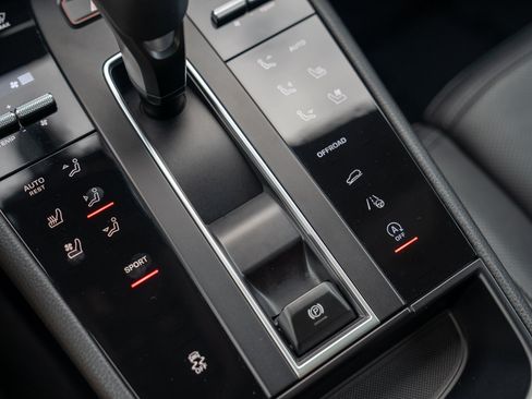Certified 2023 Porsche Macan Turbo AWD/4WD image 19