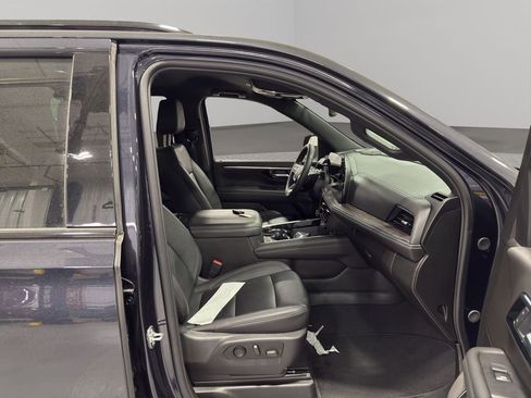 Used 2025 Chevrolet Suburban Z71 image 14
