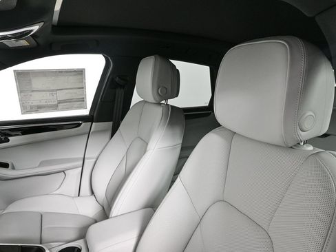 Certified 2025 Porsche Macan image 5