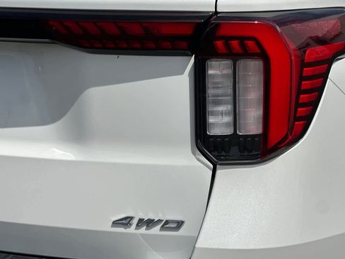 Used 2025 Ford Explorer Active AWD/4WD image 32